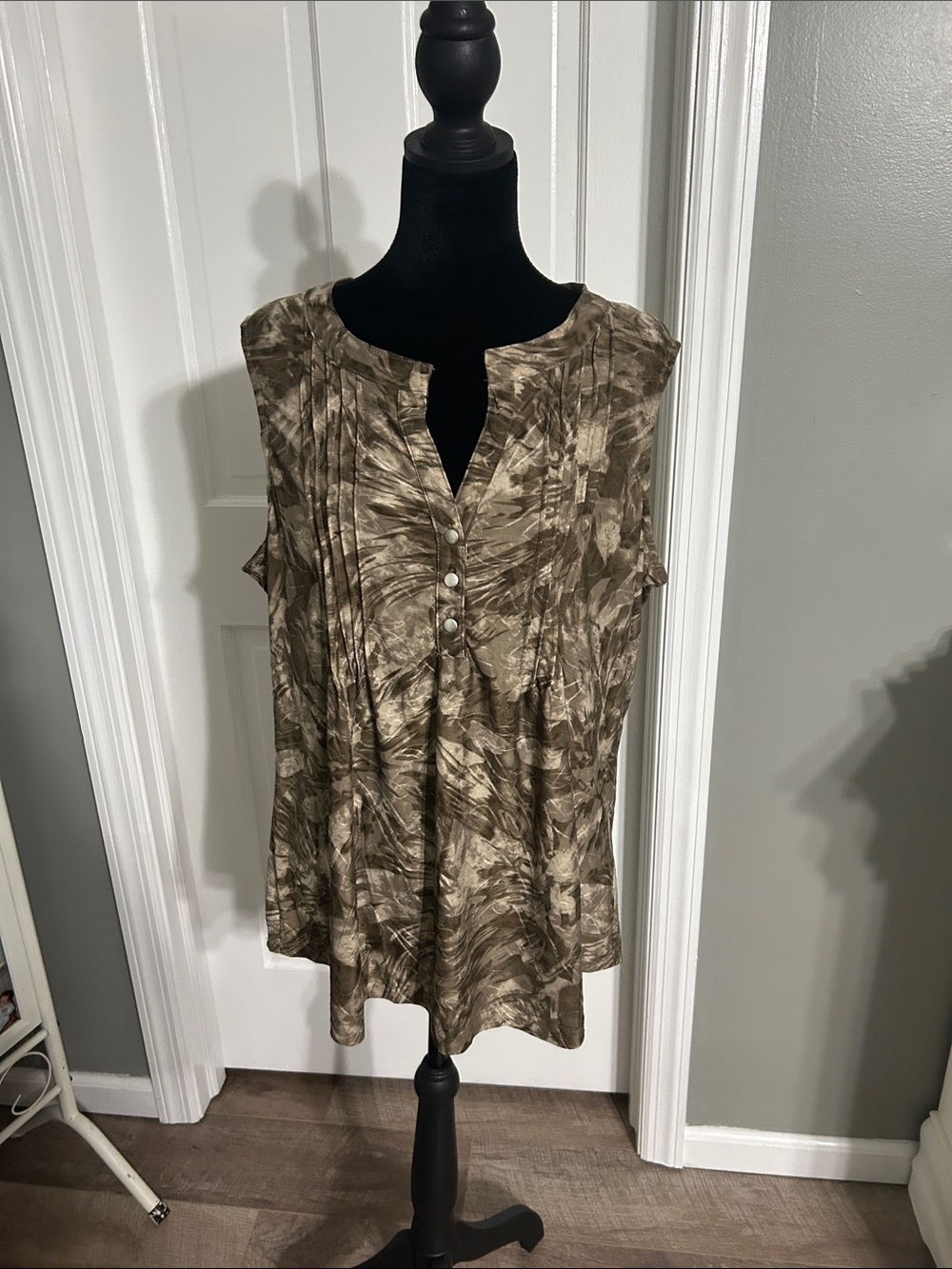Women's Sleeveless Taupe Tie-Dye Pintuck Tank Top